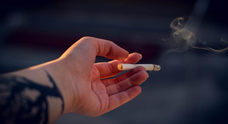Tabac : Fumer juste une cigarette par jour est plus dangereux pour la santé qu’on ne le pense