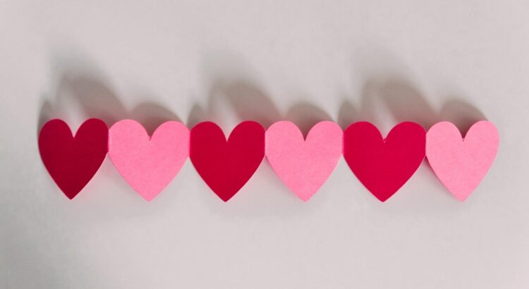 Amour et textos : Que signifient les différents émojis cœur ?