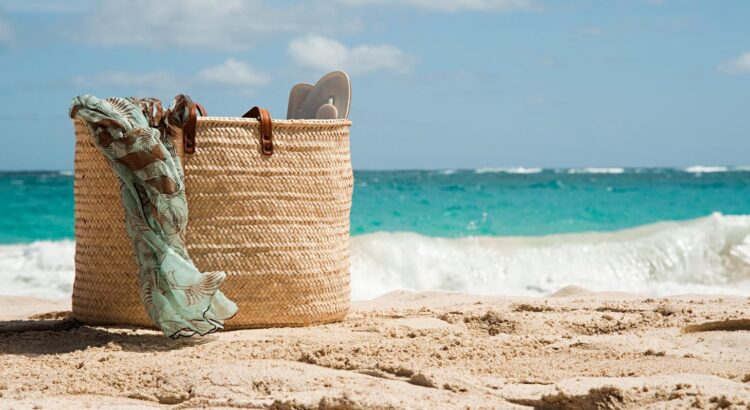 Ces objets à glisser absolument dans ton sac de plage pour un été réussi