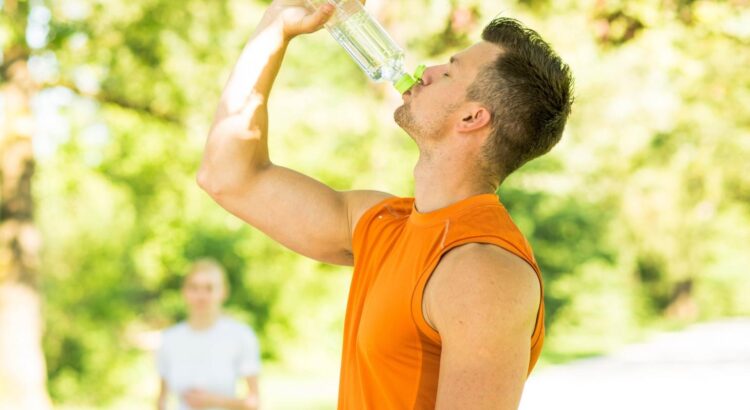 5 astuces pour se motiver à boire plus d’eau cet été