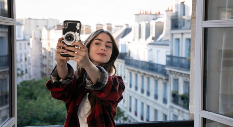 Emily in Paris : Que vaut vraiment la nouvelle série Netflix qui fait le buzz sur la Toile ?