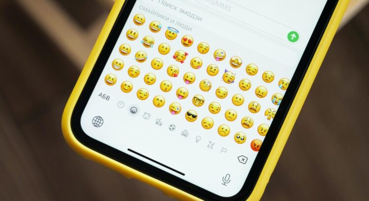 Les emojis à utiliser dans tes textos quand tu essaies de séduire ton crush