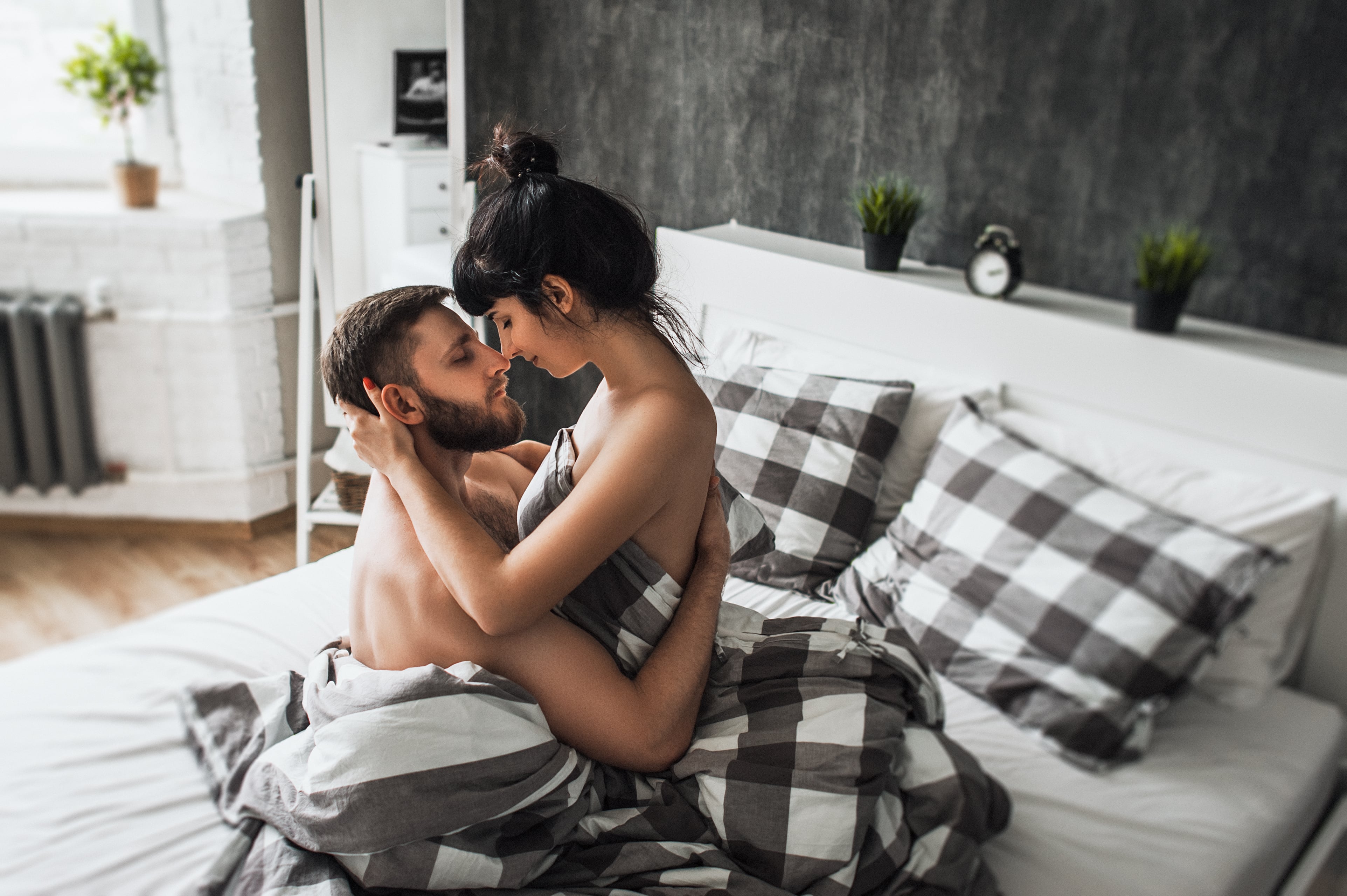 Сексвалне картинка. Пара в постели. Мужчина и женщина в постели. Мужчина и женщина в кровате. Влюбленные пары в постели.