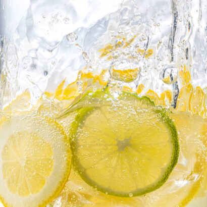 Une boisson avec l'eau et du citron
