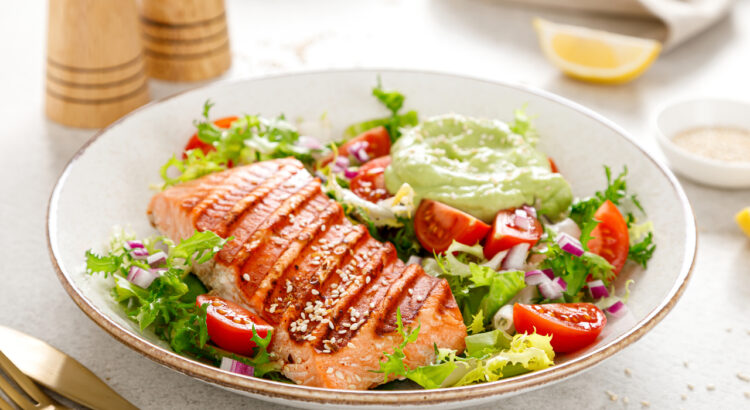 Grilled,Salmon,Fish,Fillet,And,Fresh,Green,Lettuce,Vegetable,Tomato